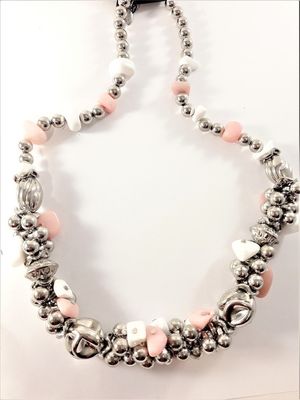 Kraftigt halsband med detaljer i silverfärg, turkos och lila