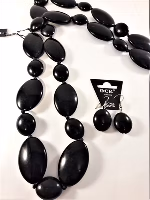 Halsband och örhänge med stora svarta polerade ovaler