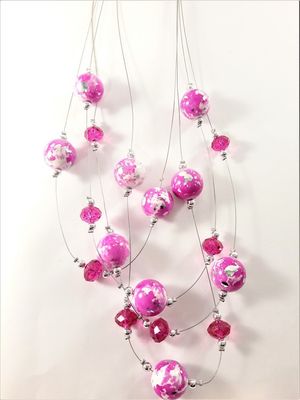 Flerradigt halsband med dekorationer i cerise