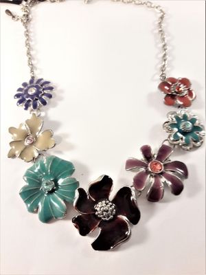 Halsband silverfärg med detaljrika blommor i olika färger