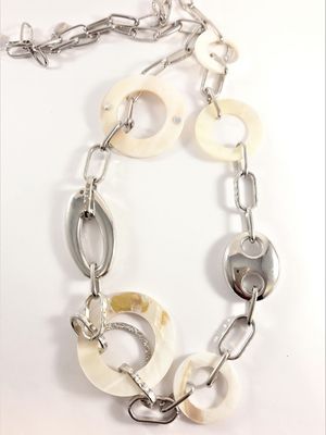 Halsband med rhodium, snäckskalsringar och länkar i silverfärg