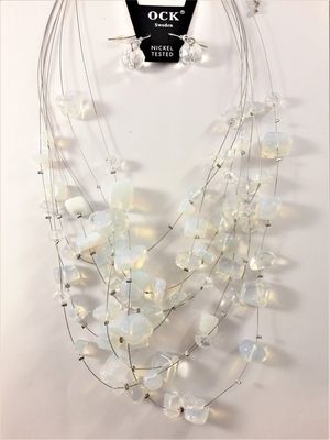 Flerradigt halsband med ljusblå-färgade dekorationer och matchande örhängen