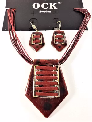 Set med halsband och örhängen i rött
