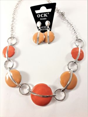 Halsband med detaljer i orange och matchande örhängen