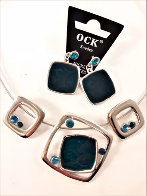 Halsband med silverfärgade och blågröna fyrkanter och matchande örhängen
