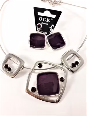 Halsband med silverfärgade och lila fyrkanter och matchande örhängen