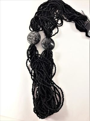 Flerradigt halsband med små pärlor i svart