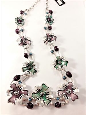 Halsband i silverfärg med detaljrika blommor i multifärg