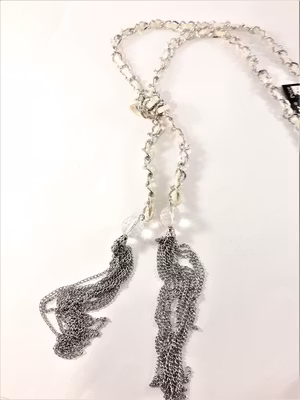 Öppet halsband med rem och kedja med detaljer i silverfärg