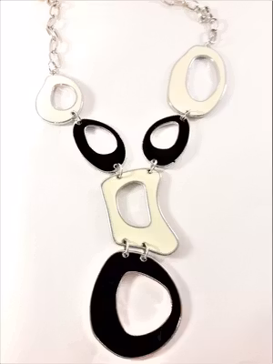 Halsband med detaljer i svart och vitt