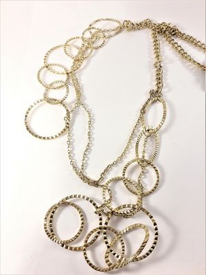 Flerradigt halsband med detaljer i guldfärg