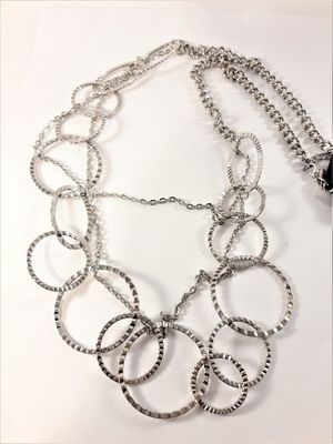 Flerradigt halsband med detaljer i silverfärg