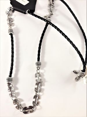 Flätat halsband i svart med silverfärgade detaljer