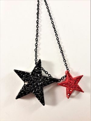 Halsband i svart med 2 glittrande stjärnor i svart och i rött