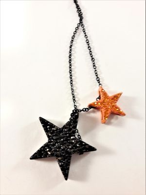 Halsband i svart med 2 glittrande stjärnor i svart och i orange
