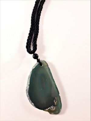 Halsband med natursten som hänge i grönt