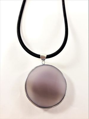 Halsband med rund platta som hänge i lila