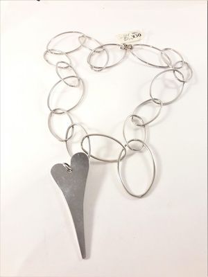 Halsband med stora ovaler och hjärta som hänge i silverfärg