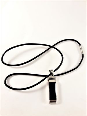 Halsband med sten som hänge i svart