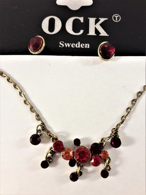 Set med halsband och örhänge i gnistrande rött