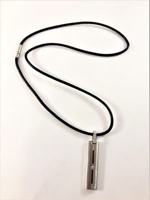 Halsband med hänge i silverfärg