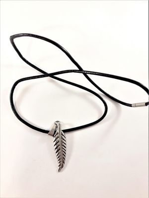 Halsband med löv i silverfärg