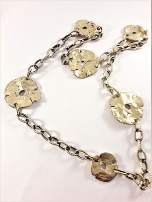 Halsband med hamrade detaljer i guldfärg