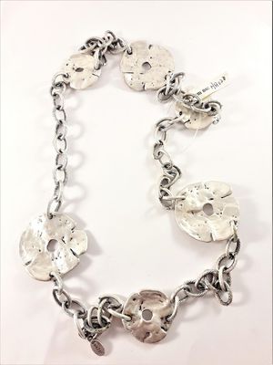 Halsband med hamrade detaljer i silverfärg