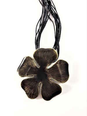 Flerradigt halsband med blomma i svart