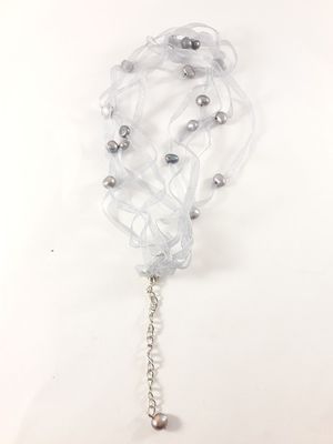 Halsband med pärlor i grått
