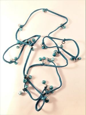 Öppet halsband med mockaband och pärlor i blått