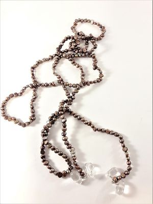Öppet halsband med små pärlor i brunt
