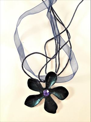 Flerradigt halsband med blomma i blått