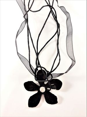 Flerradigt halsband med blomma i svart