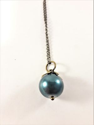Sött halsband med liten kula i blått