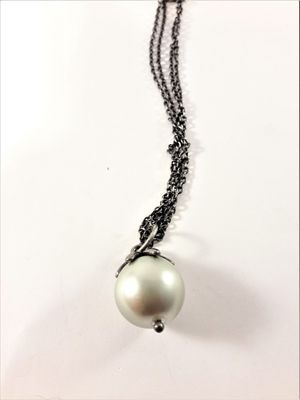 Sött halsband med stor kula i vitt
