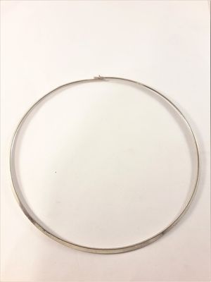 Stelt halsband i blank silverfärg