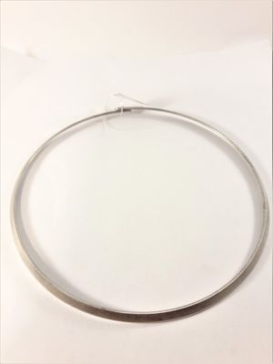 Stelt halsband i matt silverfärg
