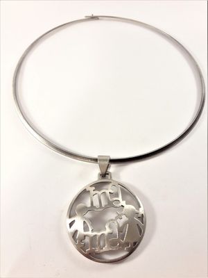 Stelt halsband med hänge "Mama" i silverfärg