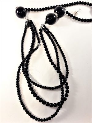 Flerradigt halsband med kulor i svart
