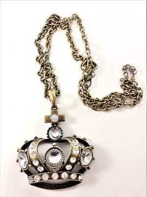 Halsband med krona och glittrande strass i bronsfärg