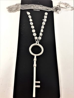 Halsband med nyckel hänge och glittrande stenar silverfärg