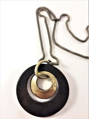Halsband med hänge i brun och guldfärg