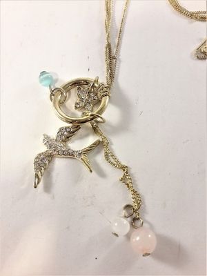 Halsband med kulor och strassprydd svala och fjäril guldfärg