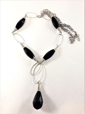 Halsband med ovaler och avlånga detaljer i svart och silverfärg