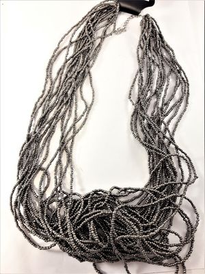 Flerradigt halsband av små pärlor i brunt
