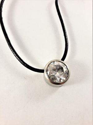 Halsband med läderrem och hänge med glittrande sten