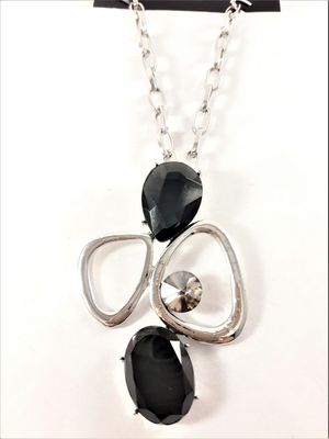 Halsband med detaljer i silverfärg och grönsvarta stenar