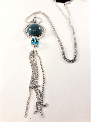 Halsband med detaljer och halv kula i silverfärg och grönt