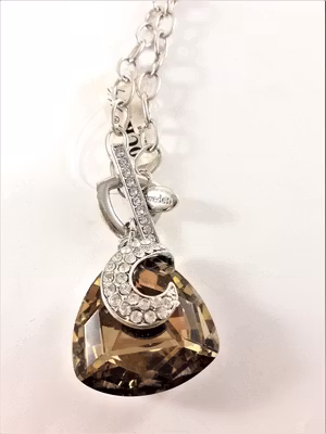 Halsband med kristall prydd med strass
